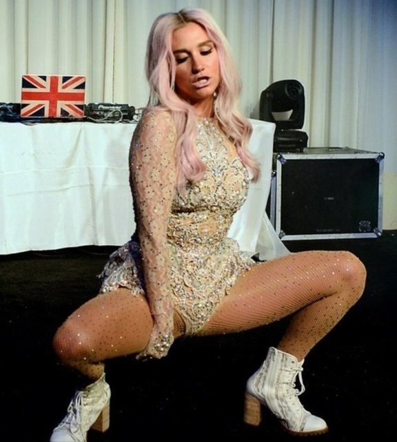 İlginç stili ve cesur kostümleriyle adından söz ettiren genç şarkıcı, neredeyse her gün yeni bir görüntüyle hayranlarının karşısına çıkıyor.  -