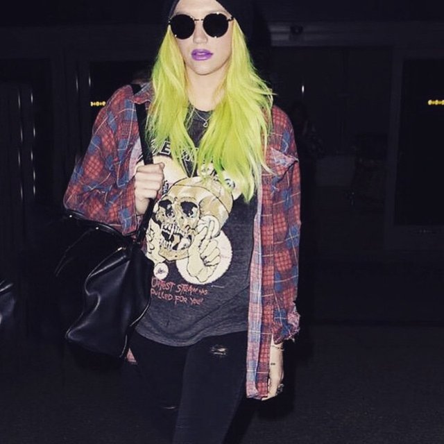 28 yaşındaki ABD'li pop şarkıcısı Kesha, bu kez de saçlarını yeşile boyattı.  -  -