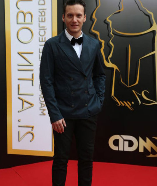 Gecede Edis En İyi Çıkış Yapan Yorumcu ödülünü aldı