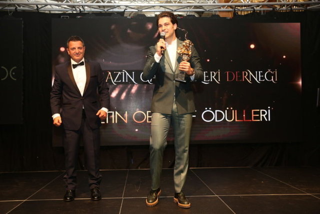 Çağatay Ulusoy, Drama Dizisi En İyi Erkek Oyuncu ödülünü Reşat Balcıoğlu'nun elinden aldı