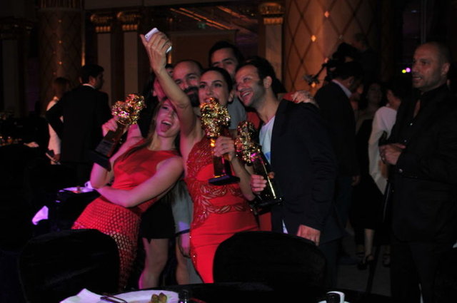 Törenin en dikkat çekici isimleri arasında yer alan Bergüzar Korel ve Serenay Sarıkaya, aldıkları ödülün ardından dostlarıyla birlikte selfie çektirdiler.