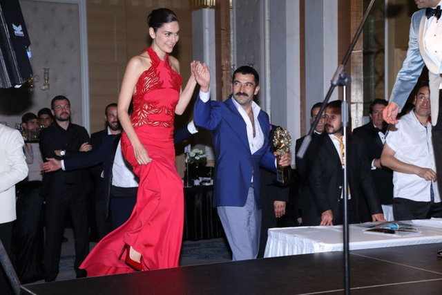 Kenan İmirzalıoğlu partneri Bergüzar Korel'e sahneye kadar eşlik etti.