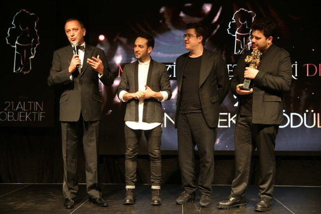 3 Adam ekibi en iyi talk show programı ödülünü Fatih Altaylı'dan aldı.