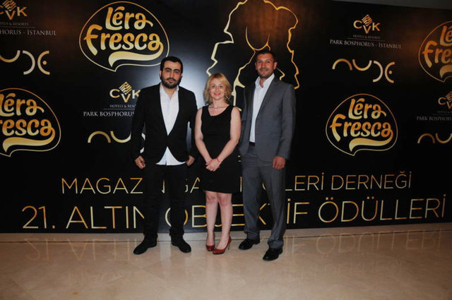 Kenan İmirzalıoğlu ve Berrak Tüzünataç'ın 'Yılın Kaçamağı' haberiyle HT - Kulüp İstihbarat Şefi Hakan Yağcı, En İyi Haber Altın Objektif Ödülünü - aldı.  -  -   -  - Yılın kaçamağı haberiyle HT Kulüp Muhabiri Onur Aydın En İyi TV Görüntü - Ödülüne layık görüldü.