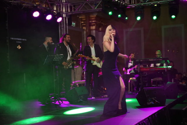 Özge Borak ve Emre Karayel'in sunuculuğunu üstlendiği geceye, şarkıcı Elif Kaya şarkılarıyla renk kattı.