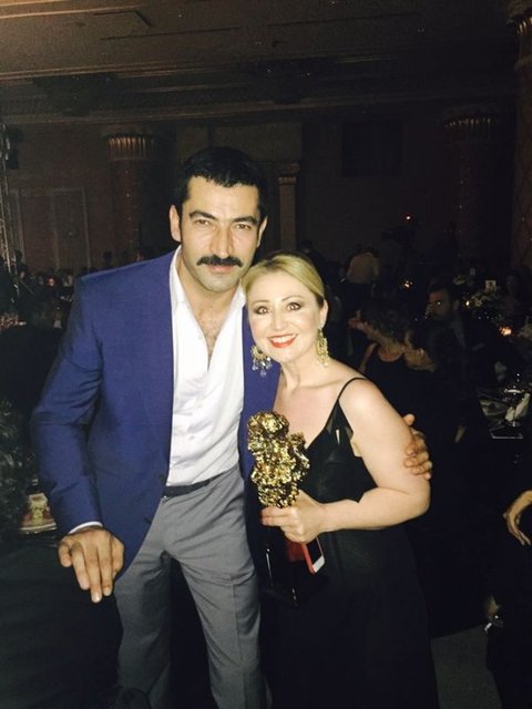 HT Magazin Görsel Yönetmeni Aslıhan Karagöz, ödülünü Kenan İmirzalıoğlu ile kutladı.