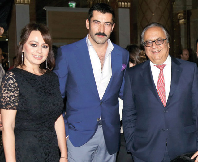 Vestel Kurumsal İletişim Müdürü Aslı Eskibatman ve Vestel Şirketler Grubu İcra Kurulu Başkanı Turan Erdoğan, markanın reklam yüzü Kenan İmirzalıoğlu'yla böyle poz verdi.