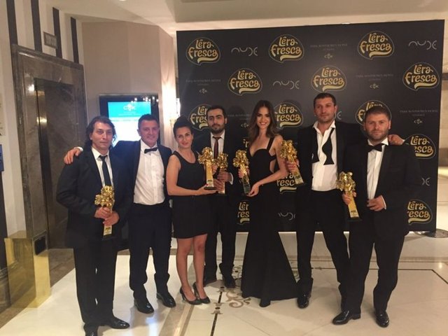 HT Magazin, HT Kulüp ve C Yapım ekipleri gecenin finalinde ödülleriyle birlikte poz verdi.