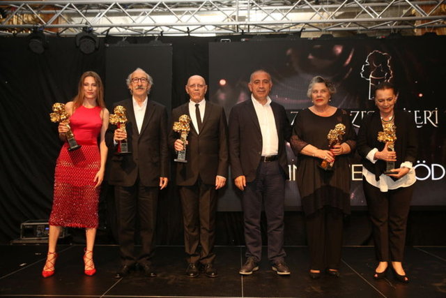 Yaşam Boyu Onur Ödüllerini usta sanatçılara CHP Genel Başkan Yardımcısı Gürsel Tekin verdi.