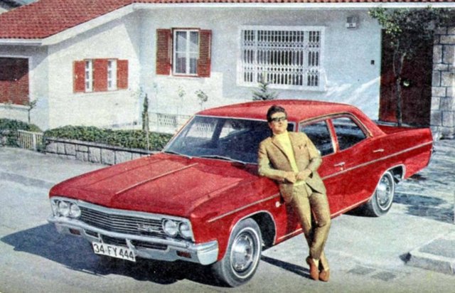 Zeki MÜREN (1931 - 1996)1966 yılında Zeki MÜREN, 105.000 TL'ye satın aldığı, "34 FY 444" plakalı, 1966 model Chevrolet Impala'ya sahipti.