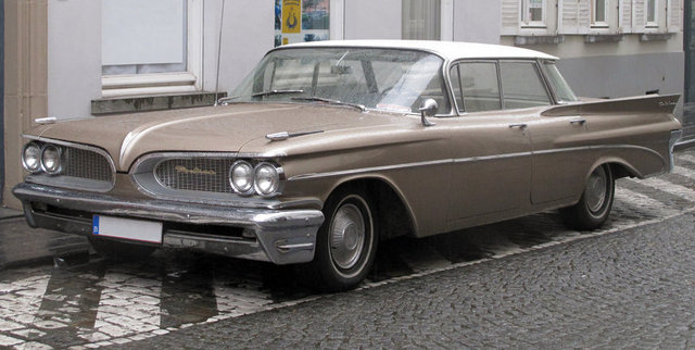Pontiac Catalina, 6 silindir roket bir motora sahipti ve saatte 200 km hız yapabiliyordu.