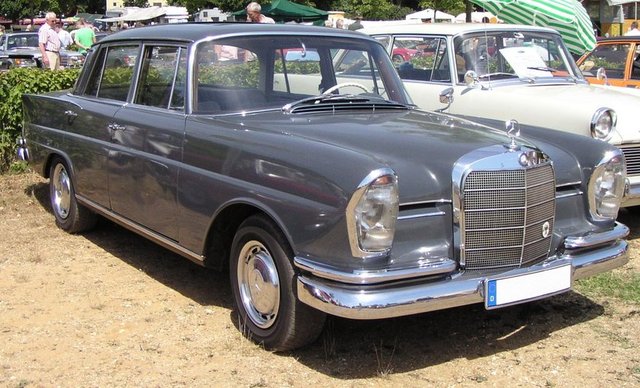 Mercedes 220S, 6 silindir bir motora sahipti ve saatte 180 km hız yapabiliyordu.