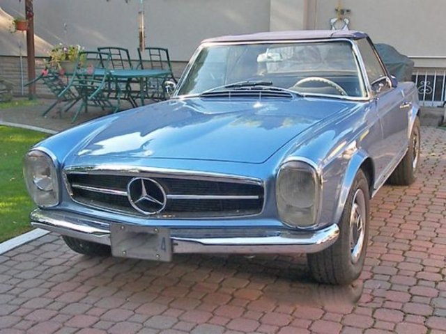 Dönemindeki sanatçılar arasında en lüks otomobile Ayhan IŞIK sahipti.