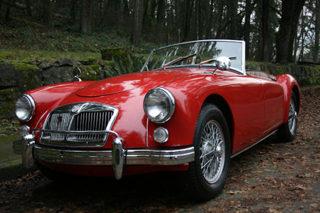 Fatma GİRİK'in kullandığı MG marka otomobil bir yarış otomobiliydi. 1956 yılında MG markası dünya sürat birincisi olmuştu.