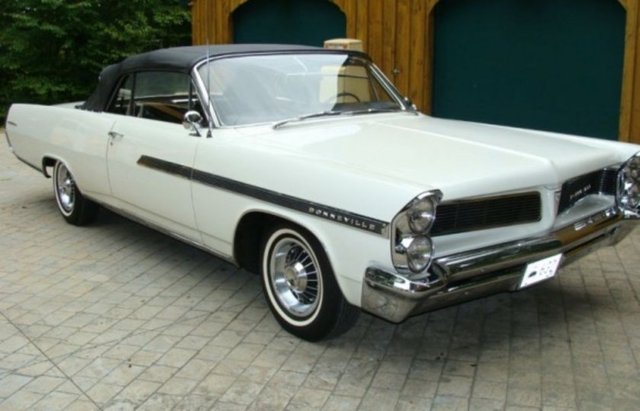 Pontiac Catalina, 8 silindir bir motora sahipti ve saatte 200 km hız yapabiliyordu.