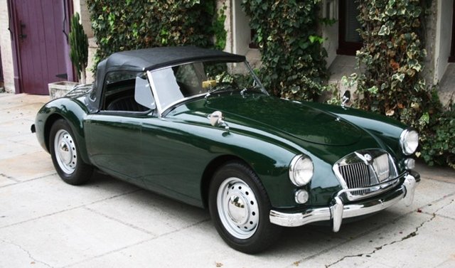 Fatma GİRİK'in kullandığı MKII modeli ise 6 silindir bir motora sahipti ve saatte 200 km hız yapabilmekteydi.