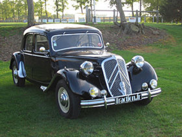 Citroen Traction Avant, 6 silindir bir motora sahipti ve 120 km kadrana sahip olmasına rağmen saatte en fazla 80 km hız yapabilmekteydi.