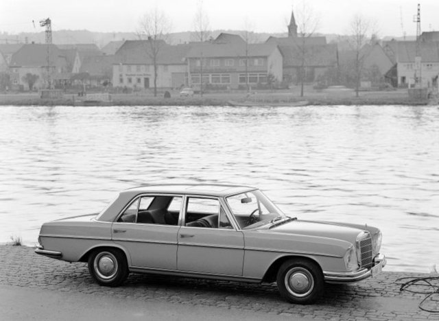 Mercedes 202 SE, 8 silindir bir motora sahipti ve saatte 200 km hız yapabiliyordu.