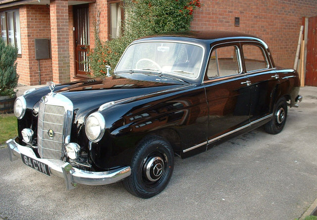 Mercedes 219, 6 silindir bir motora sahipti ve saatte 160 km hız yapabilmekteydi.