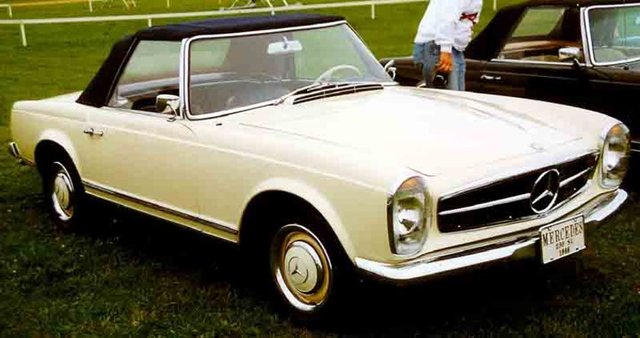 Otomobilde 3 farklı klakson bulunmaktaydı. Birincisi "yarış klaksonu"ydu, ikincisi "uzun yol klaksonu"ydu ve üçüncüsü ise "müzikli klakson"du.