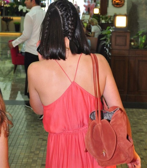 Ferklı tarzıyla dikkat çeken Zehra arkadaşıyla mağazaları dolaştı.