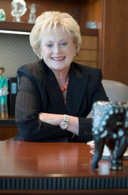 Christel DeHaan  900 Milyon Dolar