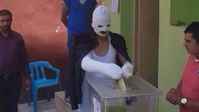 Doktorların onay vermesiyle birlikte yakınlarının araçlarına bindirilen yaralılar zafer işaretleri yaparak hastanelerden çıktı.