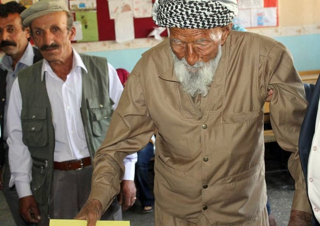Siirt'in Eruh ilçesi Gedikkaşar köyünde ikamet eden Türkiye'nin en yaşlı seçmeni olan 130 yaşındaki Mehmet Esen milletvekili seçimleri için oyunu kullandı.