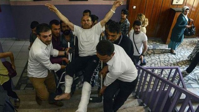 Bazı yaralılar ise talep üzerine ambulanslarla sandık başlarına götürüldü.