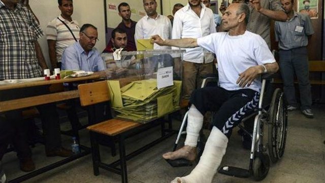 Diyarbakır'daki HDP mitingine yönelik düzenlenen ve 3 kişinin yaşamını yitirdiği bombalı saldırıda yaralananlardan, durumları ağır olmayanlar yakınlarının yardımıyla sandık başına giderek oy kullandı.