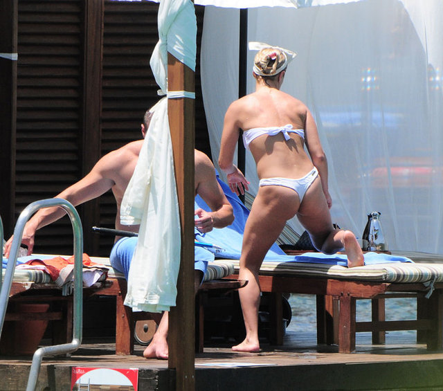 Erkek arkadaşıyla Gölköy'deki bir otelin iskelesinde görüntülenen  Avşar'ın tangalı hali objektiflere yansıdı.