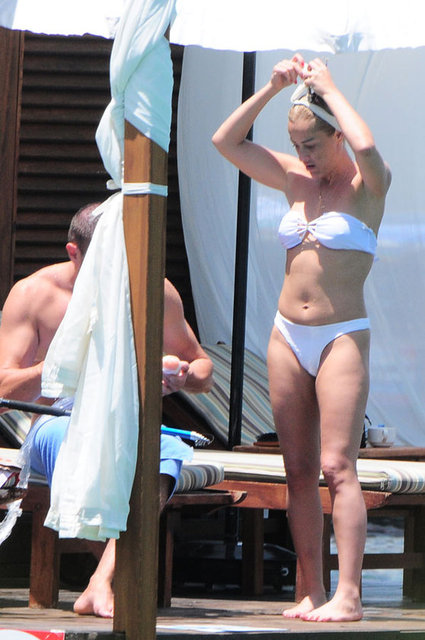 Hülya Avşar'ın Çeşme tatilinde bikinisiyle gazetecilere poz vermesinden sonra bu kez kız kardeşi Helin Avşar da, Bodrum plajlarında ortaya çıktı.