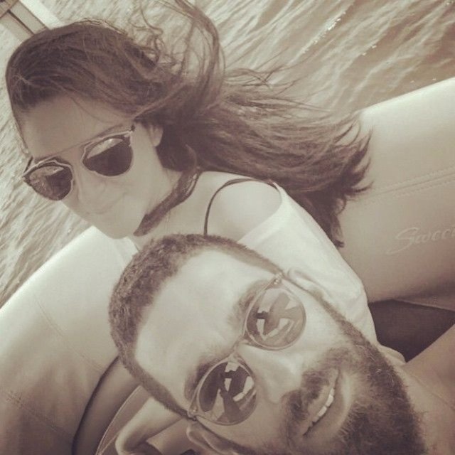 Turan, "İnsanlar bize bakıyor. Çekmeyin, ayıp oluyor" diyerek muhabirlere ricada bulunurken sevgilisi Doğan utangaç tavırlar sergiledi.