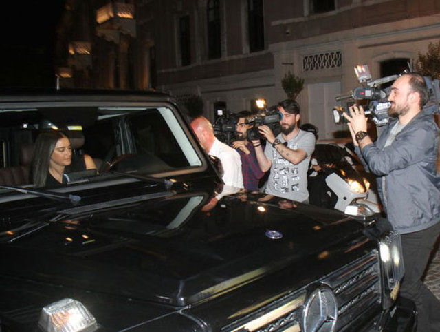 Önceki gün bir etkinliğe katılan sosyetik güzel, çekingen tavırlar sergiledi. Doğan, Arda'yla birlikteliğini soran gazetecilere "Biz Arda ile gerekeni söyledik" diye cevap verdi.