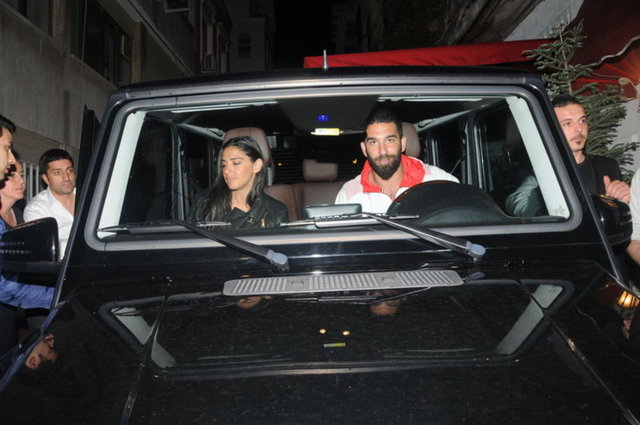 Çıkışta neşeli halleriyle dikkat çeken Arda, tatilde sahile isimlerinin baş harflerini yazmalarıyla ilgili soruları, "Sizi uğraştırmayalım diyerek yazdık" diye cevapladı.