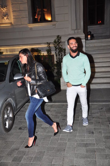 HT MAGAZİN / Faik ERDEMLİ - Arda Turan ile Aslıhan Doğan, sonunda aşklarını ilan etti. Çift, isimlerinin baş harflerini kumların üzerine yazıp fotoğrafı da Instagram'da paylaştı.