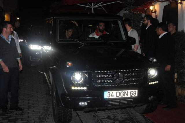 Çift, mekândan yıldız futbolcunun kullandığı Doğan'a ait 'DGN' plakalı ciple ayrıldı