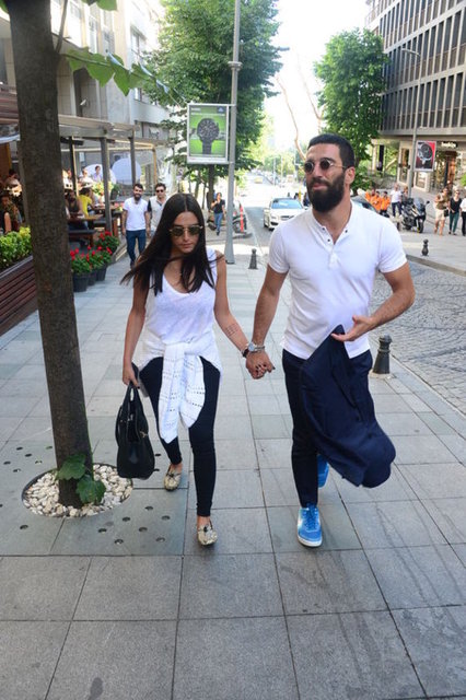 Nuri ALTUNTAŞ / HT MAGAZİN - Aşklarını kuma yazarak ilan eden Arda Turan-Aslıhan Doğan çifti Nişantaşı'nda objektiflere takıldı.