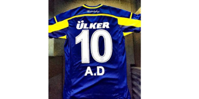 Arda Turan'ın yeni kız arkadaşı Aslıhan Doğan'ın Instagram hesabından kendi baş harflerinin bulunduğu A.D yazılı Fenerbahçe fotoğrafını payşaması ise dikkat çeken diğer bir ayrıntı oldu.