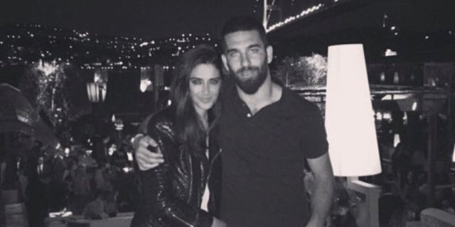 Instagram hesaplarından eşzamanlı olarak romantik paylaşımlar yapan çift, Göcek koylarında yazın ilk günlerinin tadını çıkarıyor.