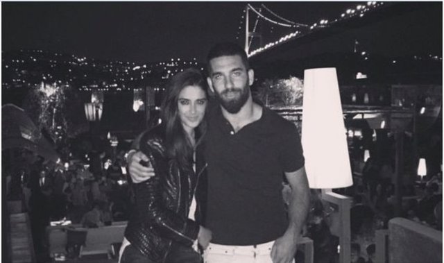 "HAYIRLI OLSUN" - Nuri ALTUNTAŞ / HT MAGAZİN - Marmaris'te aşklarını kumlara yazan Arda Turan- Aslıhan Doğan ikilisi tatilden döndü. İkili Arnavutköy'de arkadaşlarıyla eğlendi.