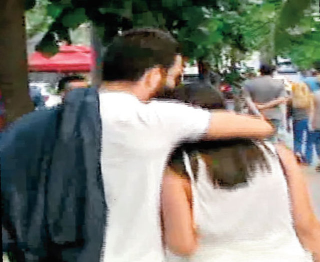 İlişkilerini artık gizlemeyen ikili, ilk kez el ele görüntülendi. Mutluluk pozları veren yıldız futbolcu ve sevgilisi bir saat boyunca mağazaları gezip alışveriş yaptı.