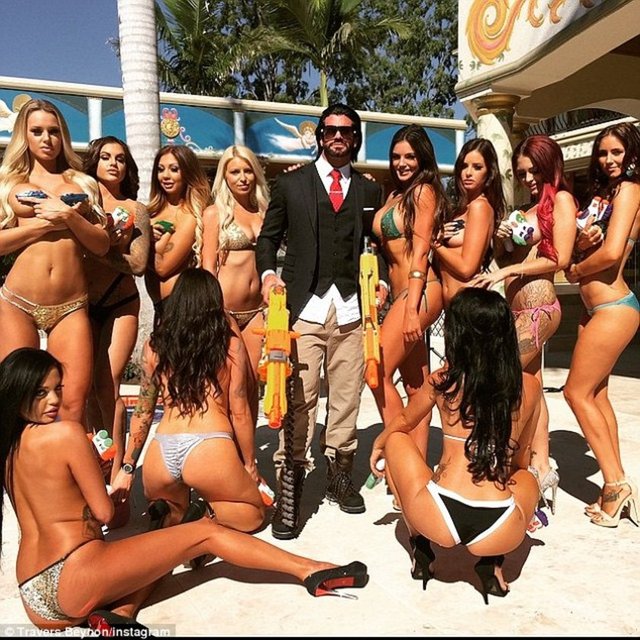 Sosyal medyanın ünlü playboyları ABD'li poker ve silah zengini Dan Bilzerian, Los Angeles'lı iş adamı Tony Toutouni ve Avustralyalı tütün kralı Travers Beynon milyon dolarlık hayatlarını her gün takipçileriyle paylaşıyor.