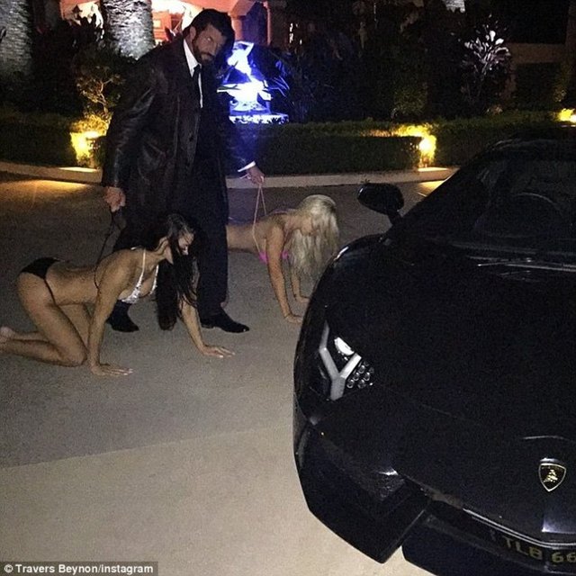 Fotoğraflarında elindeki iple kadınları köpek gibi gezdiren, birbirinden uçuk partiler yapan Beynon'un hazırlayacağı reality show merak konusu.