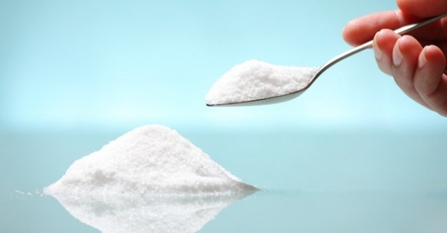 Oysa değişik isimler altında en masum görünen ürünlerin içinde bile kaşık kaşık şeker vardır.