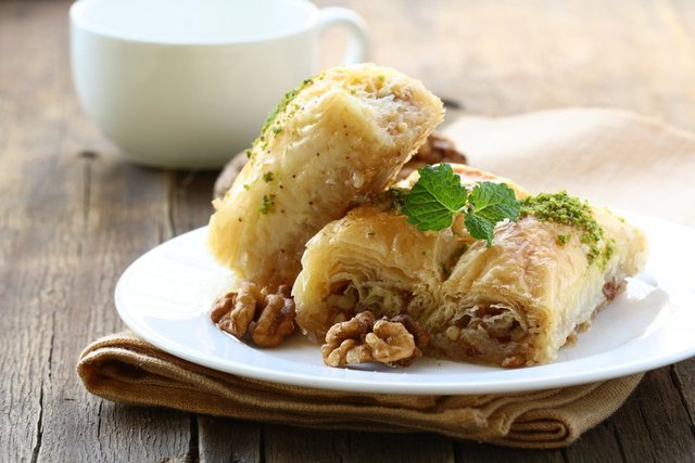 2 dilim baklava = 4 yemek kaşığı şeker