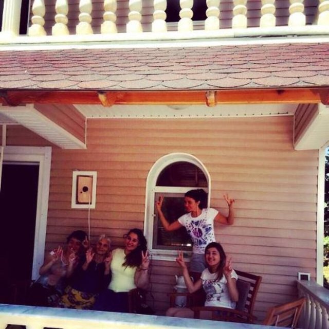 EBRU POLAT  - Anneannem ve torunları  -