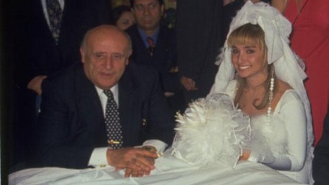 YONCA EVCİMİK  - tbt 'nin tillahı. Sn Süleyman Demirel'in Yoncimik ve gelinliği ile imtihanı.. Allah sağlik versin, yeri her zaman ayrı.