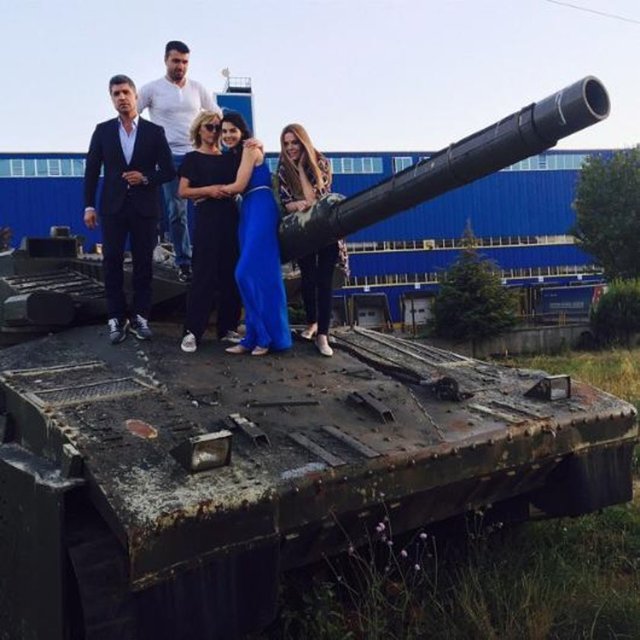 ÖZCAN DENİZ - Tank buldun resim çek