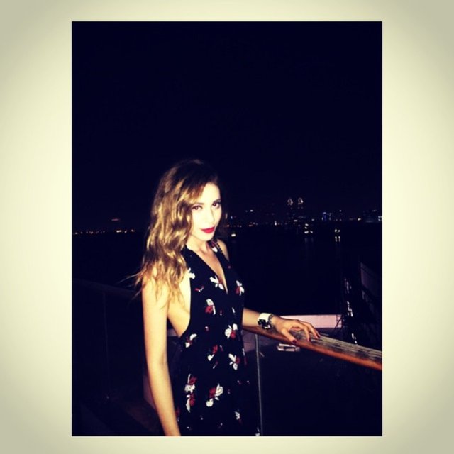 SİNEM KOBAL   - Kırmızı  -  -  -  -